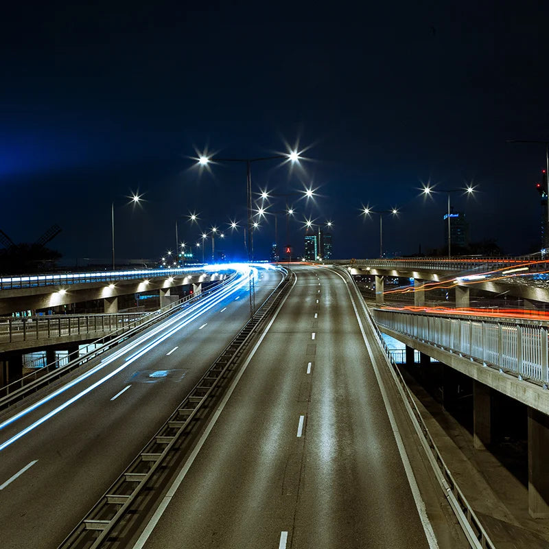 Luminária LED Solar para Chácaras, Quintal, Comércio e Ruas - Parede ou Poste